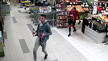 Jurbarko policija ie&scaron;ko vagystėmis įtariamų vaikinų
