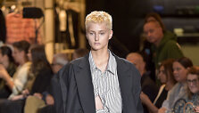 &bdquo;Vetements&ldquo; 2016 m. rudens-žiemos auk&scaron;tosios mados kolekcijos modelis