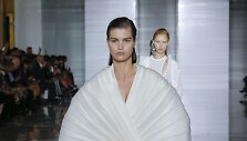 &bdquo;Balmain&ldquo; 2019 m. pavasario ir vasaros kolekcijos modelis