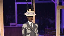 Thomo Browne&rsquo;o 2016 m. pavasario-vasaros kolekcijos modelis