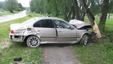 Paryčiais Ukmergėje girto jaunuolio BMW rėžėsi į medį