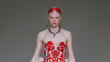 &bdquo;Alexander McQueen&ldquo; 2020&ndash;2021 m. rudens ir žiemos kolekcijos modelis