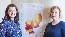 Kamila Golod (kairėje) ir Daiva Žukauskienė para&scaron;ė knygą &bdquo;Skolinta iliuzija&ldquo;