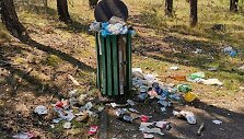 Poilsiautojai pasipiktinę &scaron;iuk&scaron;lėmis dviračių trasoje Neringoje. 