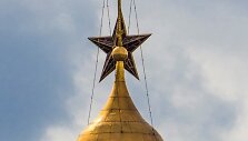 Žvaigždė vir&scaron; Kremliaus Spasskajos bok&scaron;to matoma &scaron;alia &Scaron;v. Bazilio katedros kupolo Maskvoje. / Maxim Shemetov / REUTERS