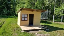 Kristinos ir jos &scaron;eimos statytas žaidimų namelis dukroms