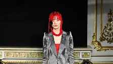 &bdquo;Giorgio Armani Priv&eacute;&ldquo; 2019 m. pavasario ir vasaros kolekcijos modelis