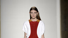 &bdquo;Victoria Beckham&ldquo; 2016 m. pavasario-vasaros kolekcijos modelis