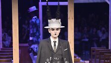 Thomo Browne&rsquo;o 2016 m. pavasario-vasaros kolekcijos modelis