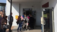 Eilės prie pa&scaron;to Alytuje