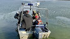 Ugniagesiai gelbėtojai Lavyso ežere padėjo rinkti sprogusio drono nuolaužas