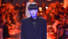 &bdquo;Balenciaga&ldquo; 2019 m. pavasario ir vasaros kolekcijos modelis