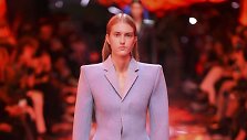 &bdquo;Balenciaga&ldquo; 2019 m. pavasario ir vasaros kolekcijos modelis