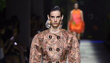&bdquo;Christopher Kane&ldquo; 2020 m. pavasario ir vasaros kolekcijos modelis