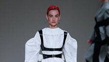 &bdquo;Alexander McQueen&ldquo; 2020&ndash;2021 m. rudens ir žiemos kolekcijos modelis
