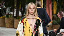 &bdquo;Oscar de la Renta&ldquo; 2020 m. pavasario ir vasaros kolekcijos modelis