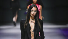 &bdquo;Versace&ldquo; 2023 m. pavasario ir vasaros kolekcijos modelis