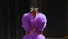 &bdquo;Giambattista Valli&ldquo; 2019&ndash;2020 m. rudens ir žiemos auk&scaron;tosios mados kolekcijos modelis