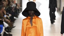 &bdquo;Nina Ricci&ldquo;  2020&ndash;2021 m. rudens ir žiemos kolekcijos modelis