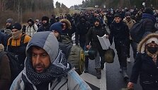Migrantų kolona Baltarusijoje eina prie sienos su Lenkija
