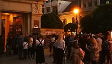 Besibūriuojanti publika prie&scaron; koncertą Tbilisyje