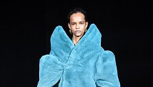 &bdquo;Balenciaga&ldquo; 2019&ndash;2020 m. rudens ir žiemos kolekcijos modelis