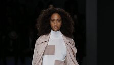 &bdquo;Hugo Boss&ldquo; 2019 m. pavasario ir vasaros kolekcijos modelis