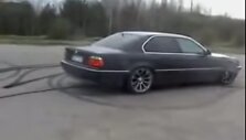 Asociatyvinė iliustracija: vadinamasis driftas senu 7-osios serijos BMW automobiliu.