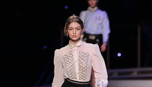 &bdquo;Tommy Hilfiger&ldquo; 2016 m. rudens-žiemos kolekcijos modelis