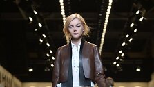 Fendi 2015 m. pavasario-vasaros kolekcijos modelis