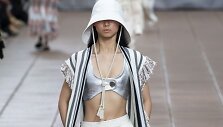&bdquo;3.1 Phillip Lim&ldquo; 2019 m. pavasario ir vasaros kolekcijos modelis