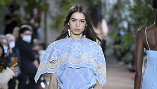 &bdquo;Alberta Ferretti&ldquo; 2021 m. pavasario ir vasaros kolekcijos modelis