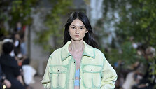 &bdquo;Alberta Ferretti&ldquo; 2021 m. pavasario ir vasaros kolekcijos modelis