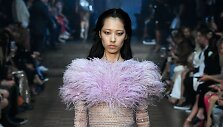 &bdquo;Julien Macdonald&ldquo; 2020 m. pavasario ir vasaros kolekcijos modelis