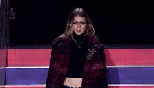 &bdquo;Tommy Hilfiger&ldquo; 2018 m. pavasario ir vasaros kolekcijos modelis