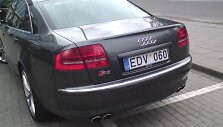 &bdquo;Audi S8&ldquo; su keistai užmaskuotu valstybiniu numeriu.