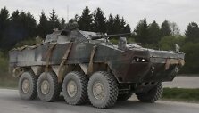 KTO &bdquo;Rosomak&ldquo;,&nbsp;Lenkijos gamybos ratinis &scaron;arvuotasis transporteris, pagrįstas Suomijos &bdquo;Patria AMV&ldquo; platforma. Defence-blog.com nuotr.