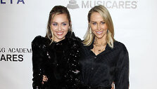 Dainininkė Miley Cyrus su mama Tish Cyrus