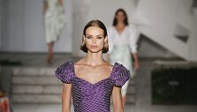 &bdquo;Carolina Herrera&ldquo; 2018 m. pavasario ir vasaros kolekcijos modelis