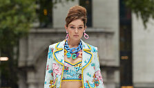&bdquo;Moschino&ldquo; 2022 m. pavasario ir vasaros kolekcijos modelis