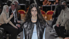 &bdquo;MM6 Maison Margiela&ldquo; 2023 m. pavasario ir vasaros kolekcijos modelis