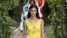 &bdquo;Kenzo&ldquo; 2021 m. pavasario ir vasaros kolekcijos modelis