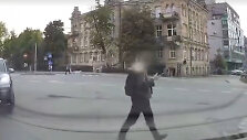 Pėsčiasis su telefonu pėsčiųjų perėjoje