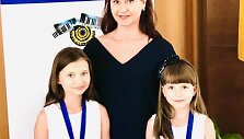 Kaja ir Klėja su mama Rūta