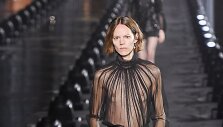 &bdquo;Saint Laurent&ldquo; 2020 m. pavasario ir vasaros kolekcijos modelis