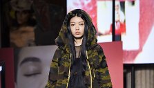 &bdquo;Miu Miu&ldquo; 2019&ndash;2020 m. rudens ir žiemos kolekcijos modelis