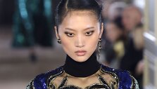 &bdquo;Elie Saab&ldquo; 2019&ndash;2020 m. rudens ir žiemos kolekcijos modelis