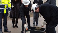 Vystytojo, rangovo ir Elektrėnų savivaldybės vadovai įbetonuoja kapsulę