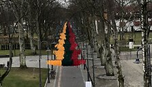 Palangoje pakabinta apie 220 metrų ilgio vėliava i&scaron; juostelių.
