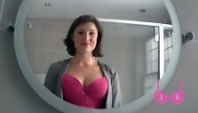 Eksperimento dalyvė su rožine liemenėle 